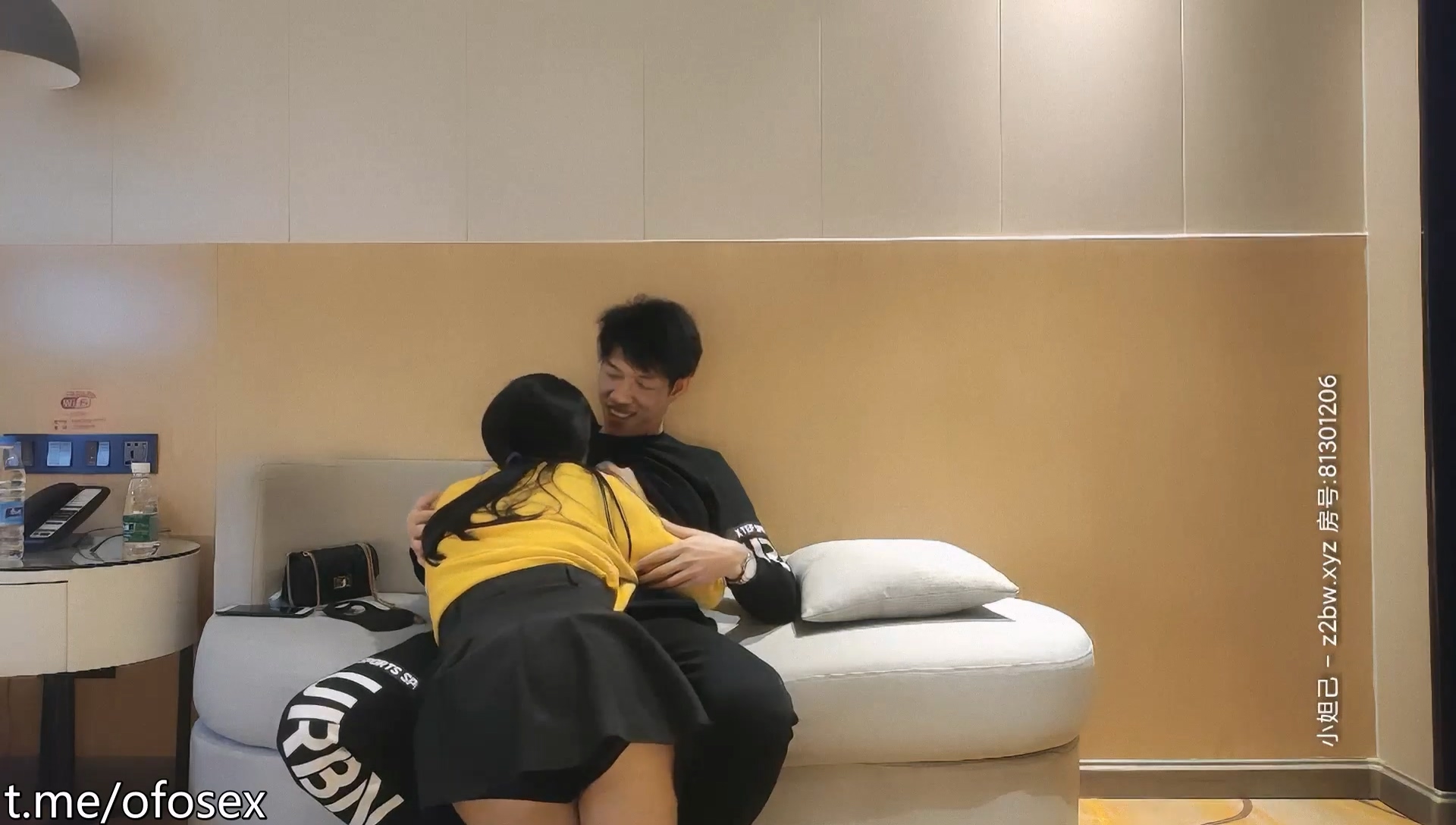 1 鸭哥 猛男上场，清纯学妹，00后乖巧温柔，沙发近景，大屌征服嫩妹刺激淫靡.mp4_20251029_174843.340