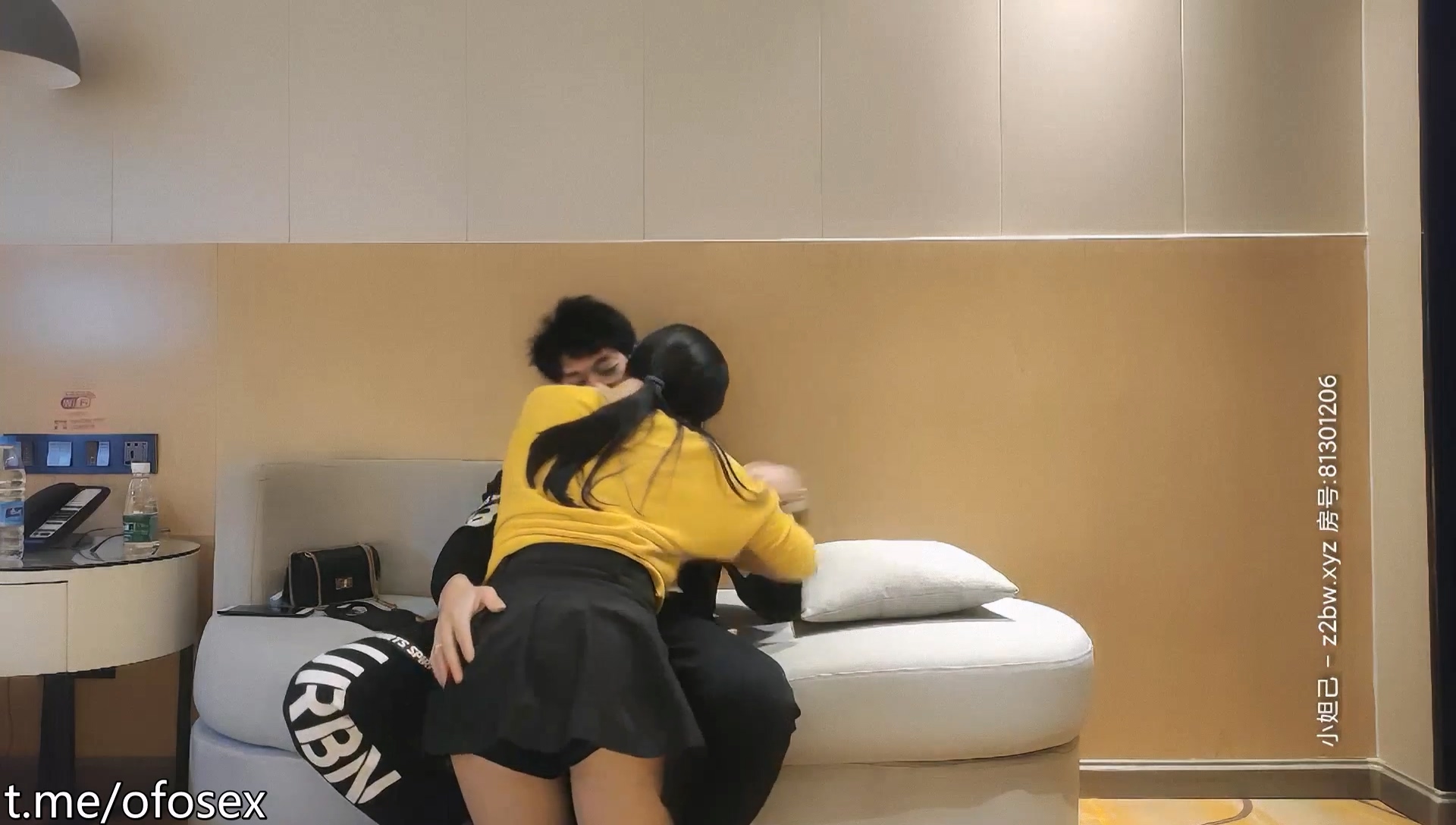 1 鸭哥 猛男上场，清纯学妹，00后乖巧温柔，沙发近景，大屌征服嫩妹刺激淫靡.mp4_20251029_174844.394