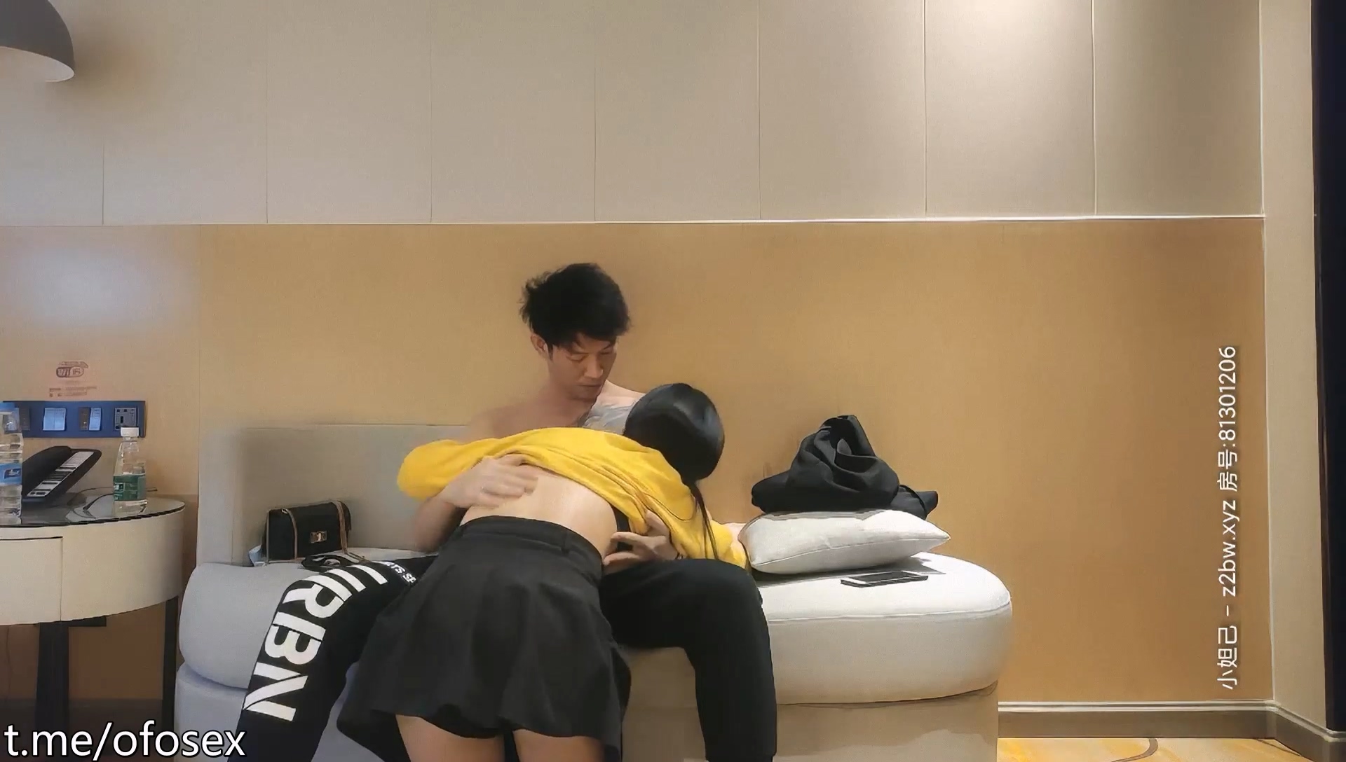 1 鸭哥 猛男上场，清纯学妹，00后乖巧温柔，沙发近景，大屌征服嫩妹刺激淫靡.mp4_20251029_174848.696