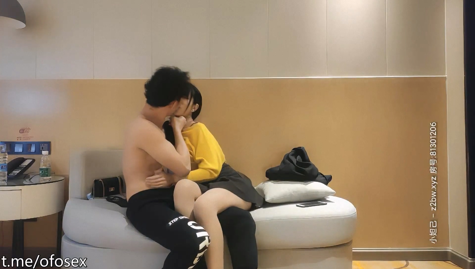 1 鸭哥 猛男上场，清纯学妹，00后乖巧温柔，沙发近景，大屌征服嫩妹刺激淫靡.mp4_20251029_174850.652