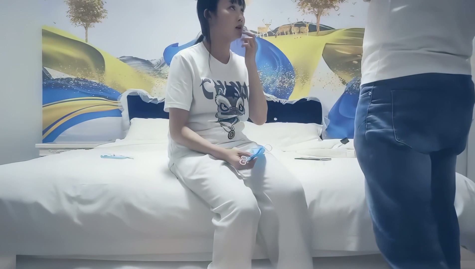 【七天极品探花】高价网约外围小姐姐，镜头前特写掰B调情，床上多姿势啪啪.mp4_20251015_174309.540