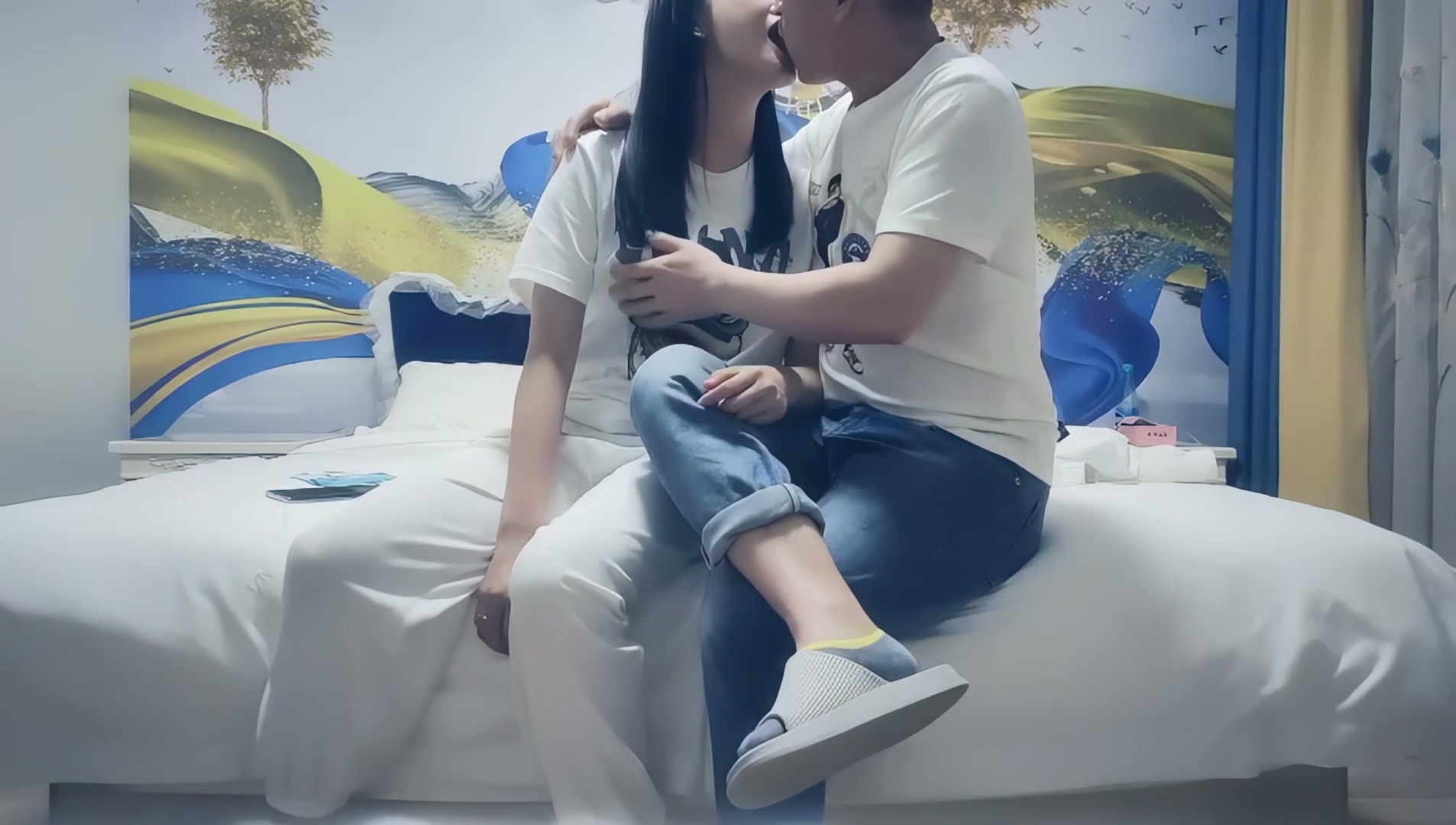 【七天极品探花】高价网约外围小姐姐，镜头前特写掰B调情，床上多姿势啪啪.mp4_20251015_174319.186