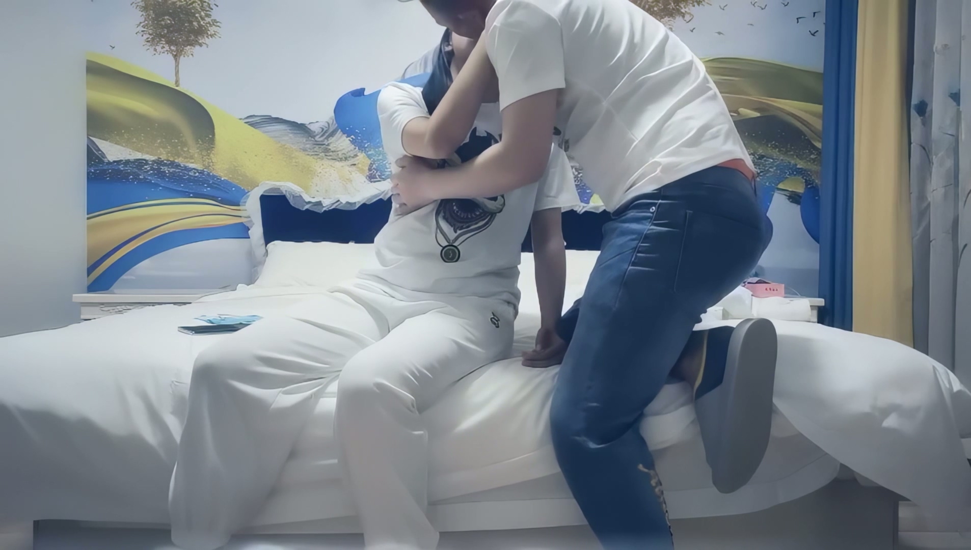 【七天极品探花】高价网约外围小姐姐，镜头前特写掰B调情，床上多姿势啪啪.mp4_20251015_174323.545