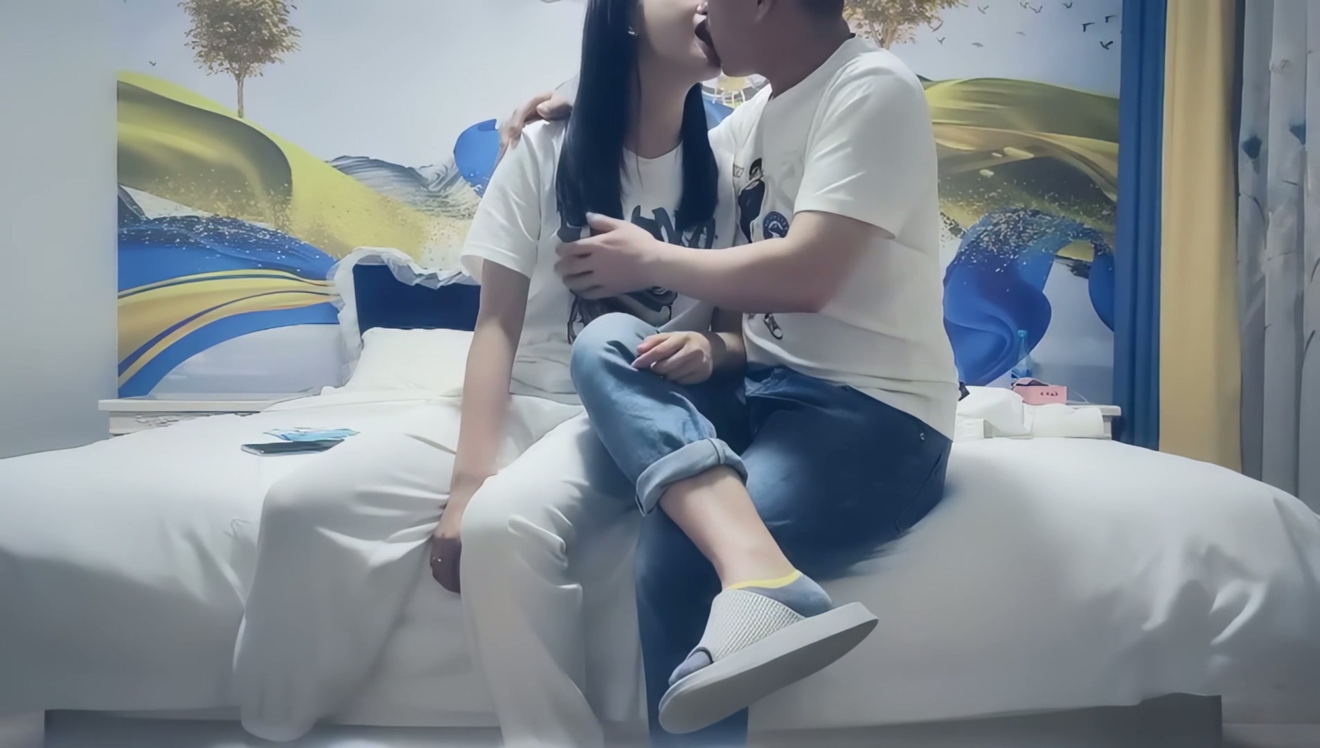 【七天极品探花】高价网约外围小姐姐，镜头前特写掰B调情，床上多姿势啪啪.mp4_20251015_174409.457