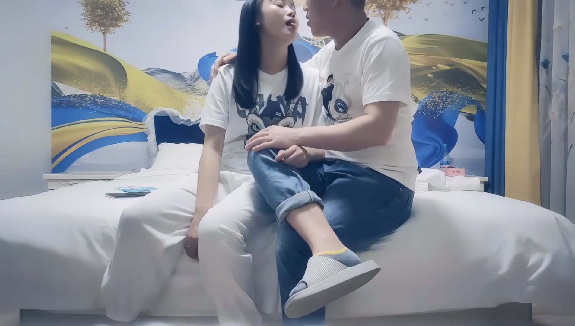 【七天极品探花】高价网约外围小姐姐，镜头前特写掰B调情，床上多姿势啪啪.mp4_20251015_174416.892