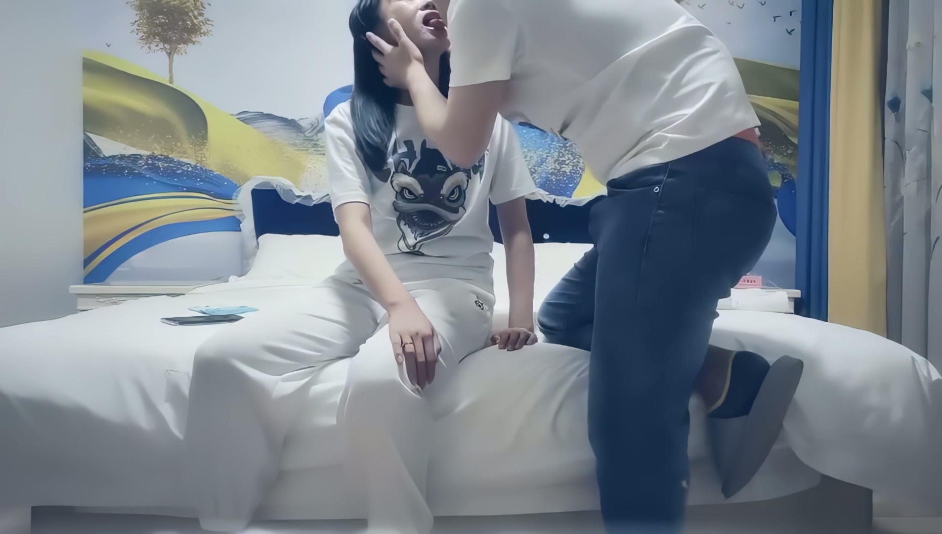 【七天极品探花】高价网约外围小姐姐，镜头前特写掰B调情，床上多姿势啪啪.mp4_20251015_174642.645