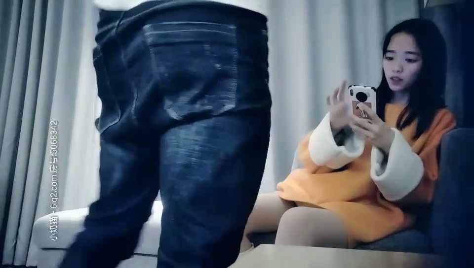 【七天高端外围】半夜来的年轻小妹_近距离特写交舔屌，上位骑乘扭动小腰，抬腿侧入双手交叉猛操.mp4_20251015_163655.062