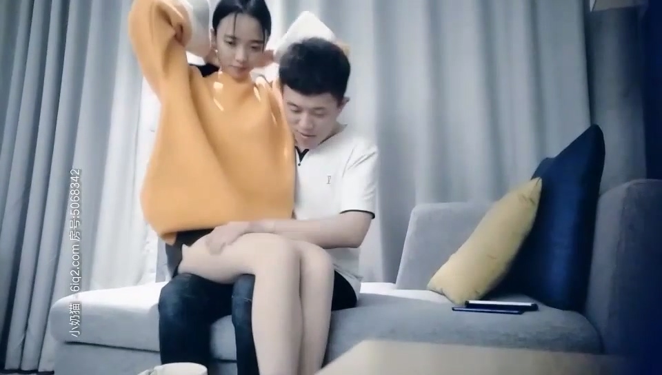 【七天高端外围】半夜来的年轻小妹_近距离特写交舔屌，上位骑乘扭动小腰，抬腿侧入双手交叉猛操.mp4_20251015_163712.854