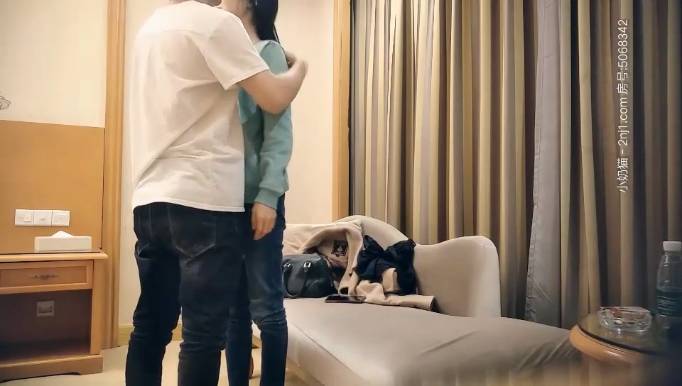 【七天高端外围】大三艺术系小姐姐_苗条身材长腿妹子，口交舔屌抬腿抽插，上位骑乘后入大力撞击.mp4_20251015_164216.805