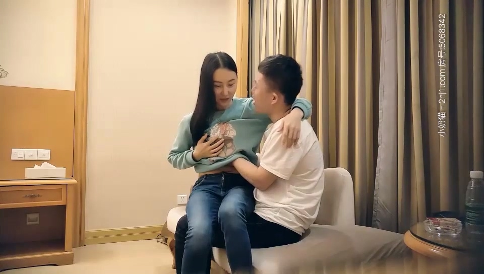 【七天高端外围】大三艺术系小姐姐_苗条身材长腿妹子，口交舔屌抬腿抽插，上位骑乘后入大力撞击.mp4_20251015_164240.725