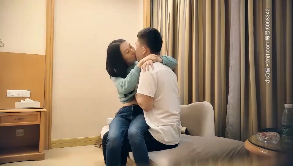 【七天高端外围】大三艺术系小姐姐_苗条身材长腿妹子，口交舔屌抬腿抽插，上位骑乘后入大力撞击.mp4_20251015_164300.650