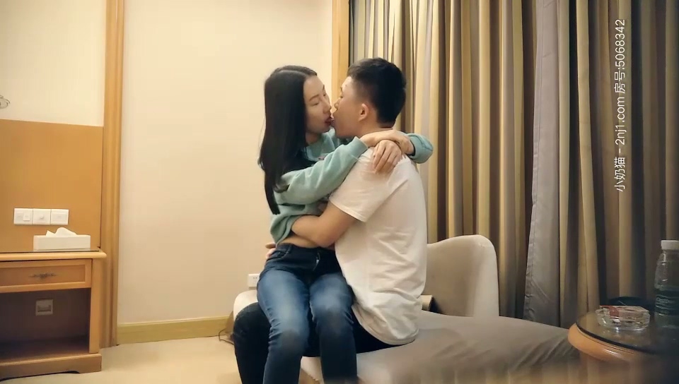 【七天高端外围】大三艺术系小姐姐_苗条身材长腿妹子，口交舔屌抬腿抽插，上位骑乘后入大力撞击.mp4_20251015_164321.723