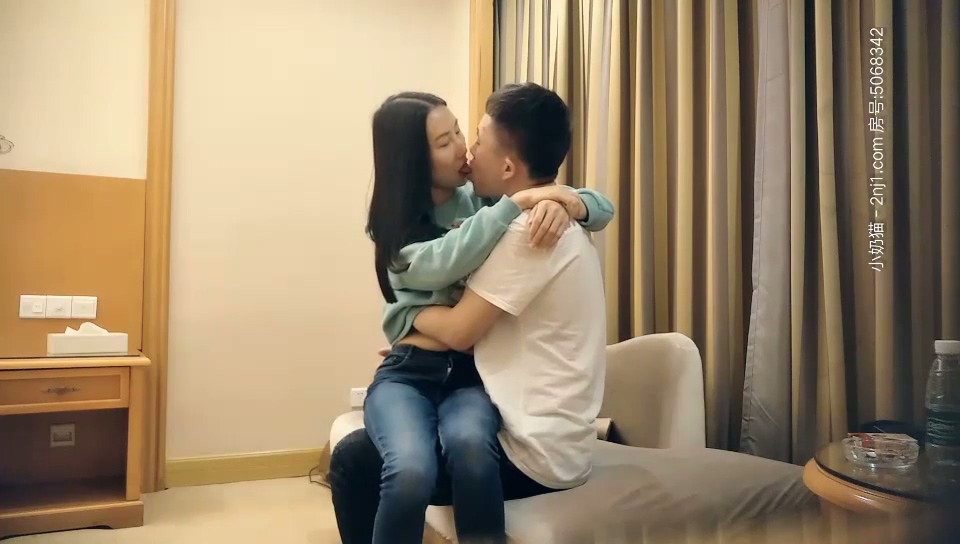 【七天高端外围】大三艺术系小姐姐_苗条身材长腿妹子，口交舔屌抬腿抽插，上位骑乘后入大力撞击.mp4_20251015_164322.430