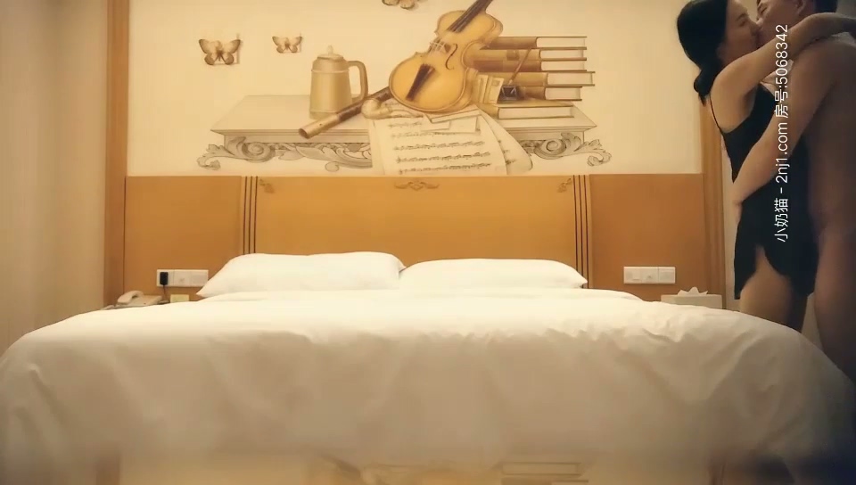 【七天高端外围】大三艺术系小姐姐_苗条身材长腿妹子，口交舔屌抬腿抽插，上位骑乘后入大力撞击.mp4_20251015_164409.684