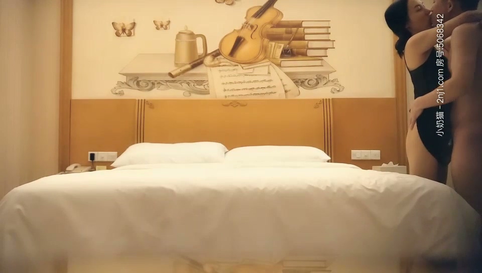 【七天高端外围】大三艺术系小姐姐_苗条身材长腿妹子，口交舔屌抬腿抽插，上位骑乘后入大力撞击.mp4_20251015_164411.730