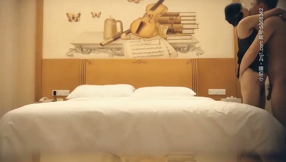 【七天高端外围】大三艺术系小姐姐_苗条身材长腿妹子，口交舔屌抬腿抽插，上位骑乘后入大力撞击.mp4_20251015_164413.102