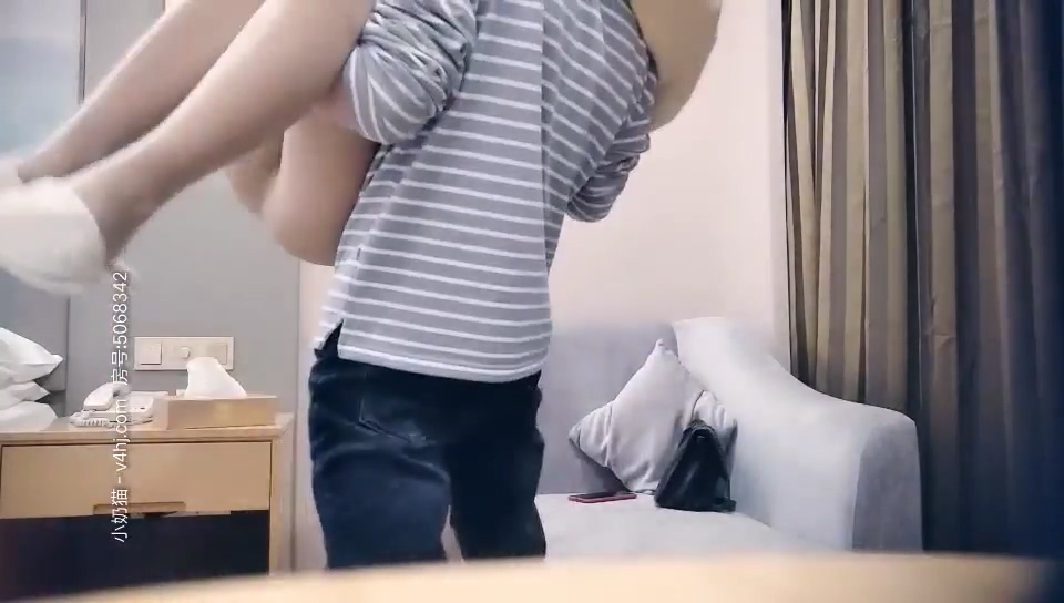 【七天高端外围】高颜值小主播_168CM苗条大长腿，沙发上操，站立后入爆操.mp4_20251022_143730.166