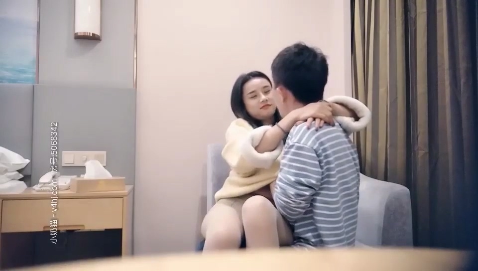 【七天高端外围】高颜值小主播_168CM苗条大长腿，沙发上操，站立后入爆操.mp4_20251022_143735.528