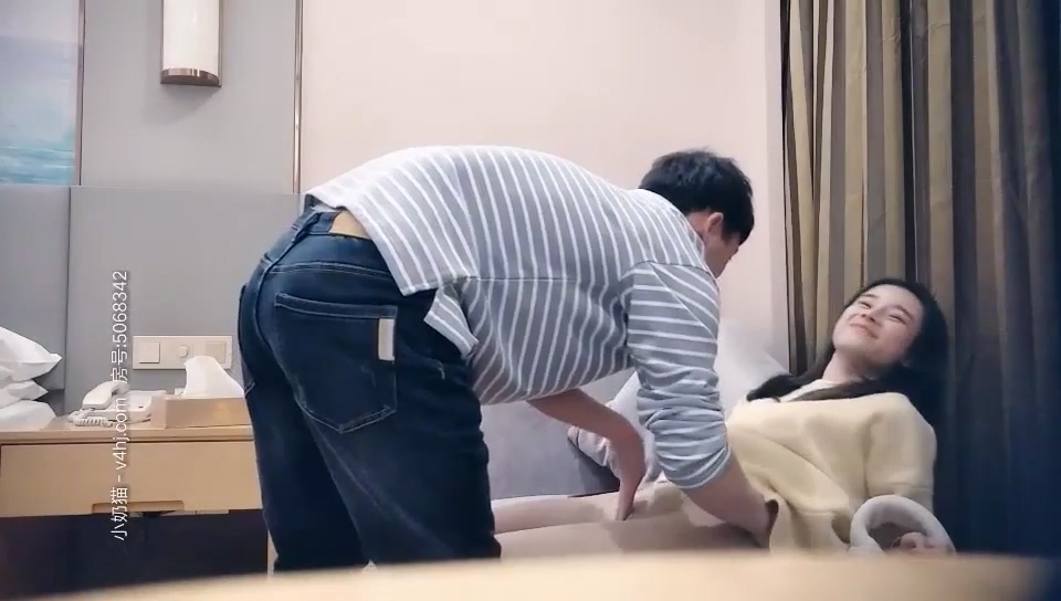 【七天高端外围】高颜值小主播_168CM苗条大长腿，沙发上操，站立后入爆操.mp4_20251022_143742.674