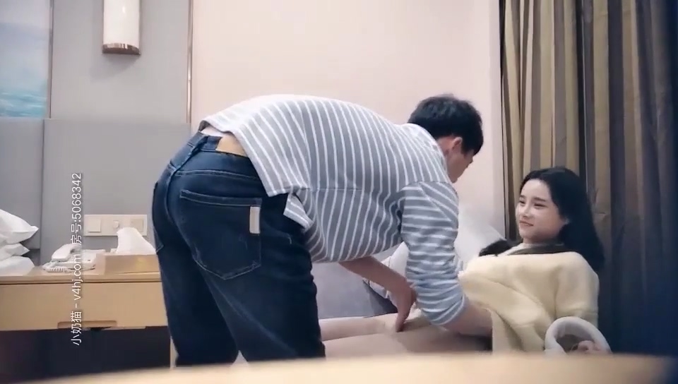 【七天高端外围】高颜值小主播_168CM苗条大长腿，沙发上操，站立后入爆操.mp4_20251022_143744.485