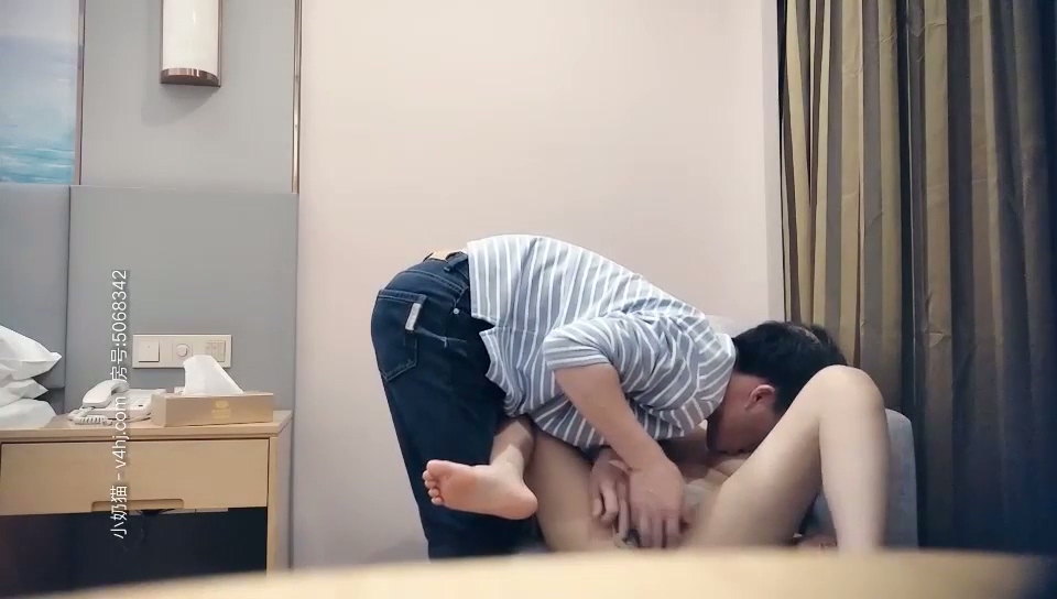 【七天高端外围】高颜值小主播_168CM苗条大长腿，沙发上操，站立后入爆操.mp4_20251022_143824.397