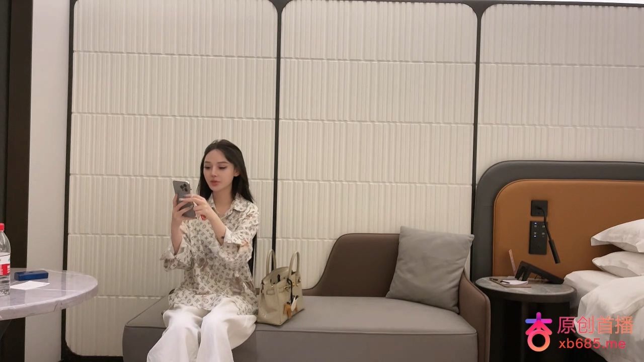 杏吧曹长卿13_约了个在家门口兼职的妹子，态度很差，不配合姿势，过程中一直在催我快点射出来，搞到一半给她赶走了.mp4_20251015_160115.486