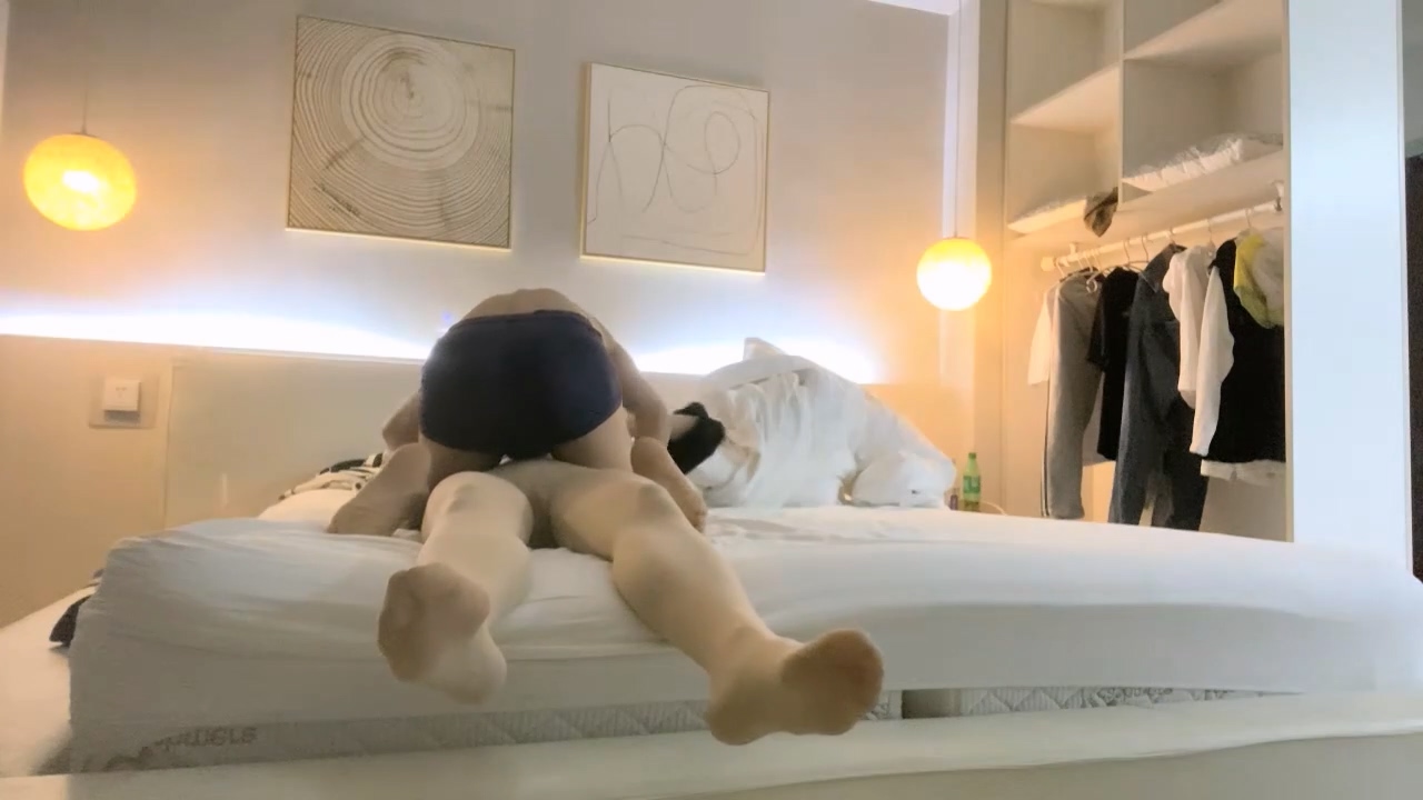 瘦子先生探花 2023-3-29 約的良家短發妹子，喝紅酒聊聊天，扒掉內褲多毛騷逼，雙腿肩上扛操的受不了.ts_20251029_165756.795