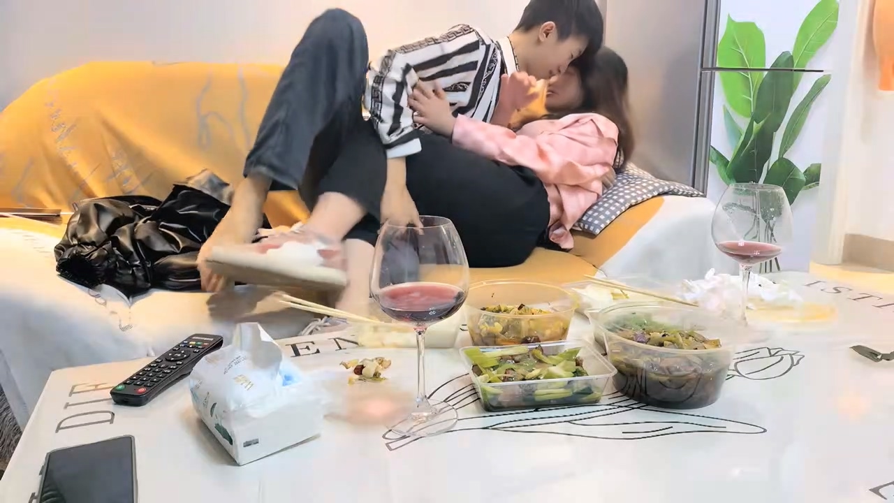 瘦猴先生探花 2023.4.1，泡良佳作，20歲小美女，紅酒佳肴相伴，半醉半醒之間，床上淫亂一炮.ts_20251029_171443.079