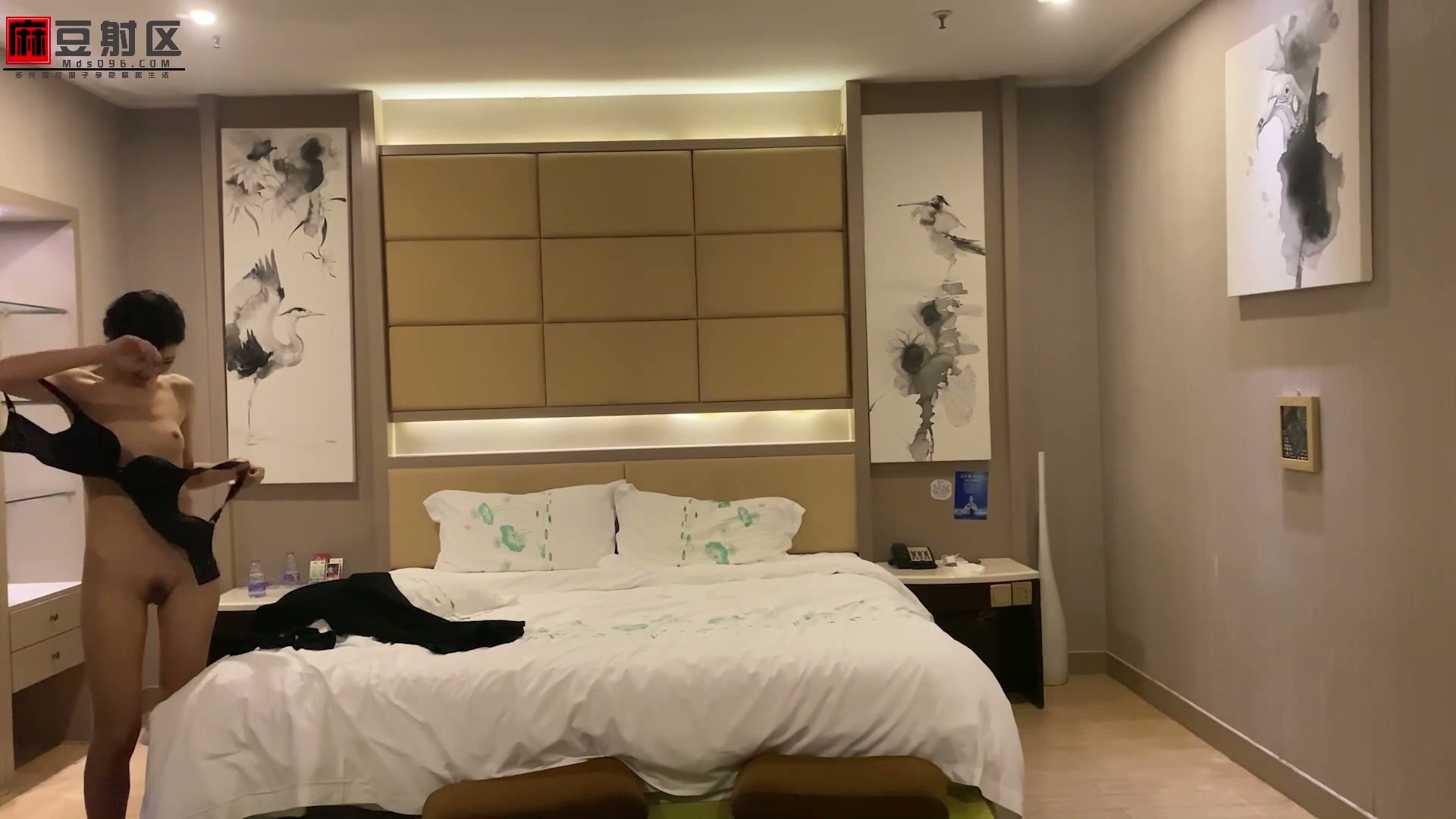 老牛哥探花 酒店約炮酒吧上班的兼職妹 紅唇少女欲火難耐緊致花莖吞精不停 紅唇少女欲火難耐 緊致花徑吞莖不停.ts_20251022_170608.091