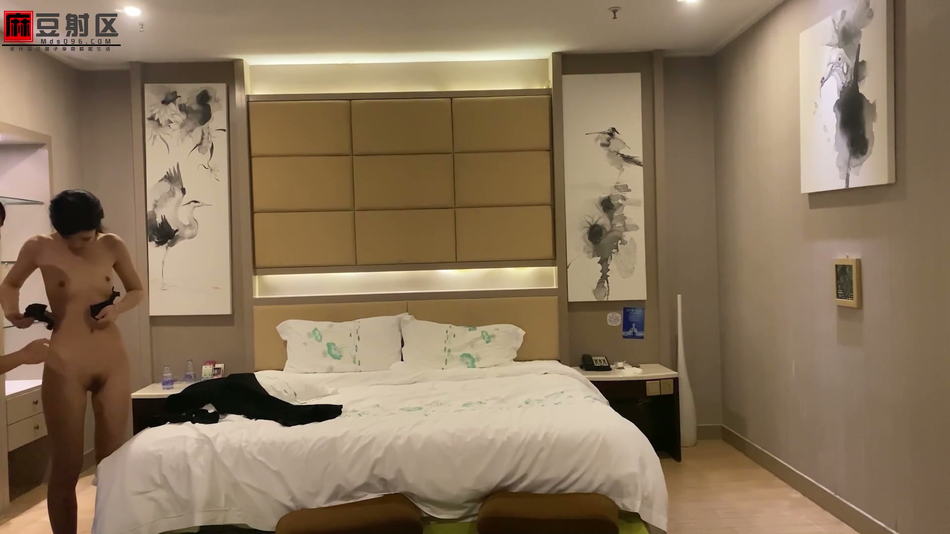 老牛哥探花 酒店約炮酒吧上班的兼職妹 紅唇少女欲火難耐緊致花莖吞精不停 紅唇少女欲火難耐 緊致花徑吞莖不停.ts_20251022_170609.169